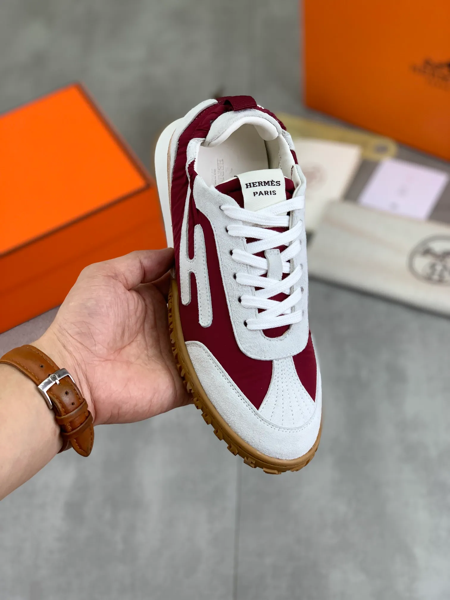 Men's men's shoes 💰P580 new top version original order Hermes Hermès couple 🧑‍🤝‍🧑 style Drift Sneaker autumn new casual sports shoes original purchase development and production H family men's classic series technical breathable fabrics with cowhide casual sports shoes casual sports dad shoes combine high-tech breathable materials and cowhide, H family exclusive button decoration on the side The outsole is full of H italic design and bright colors to show vitality and continue the brand design inspiration. Stroll around the city lightly and feel free and comfortable. Exquisite packaging at the delivery counter 🛍📦 ▪️Fabric: original customized breathable material + first layer of cowhide ▪️Inner lining: cowhide feet ▪️Outsole: molded and evacuated PU+TPU material ▪️Size: Female 34-40 (41 customized) Male 39-45 8️⃣ colors available Premium packaging